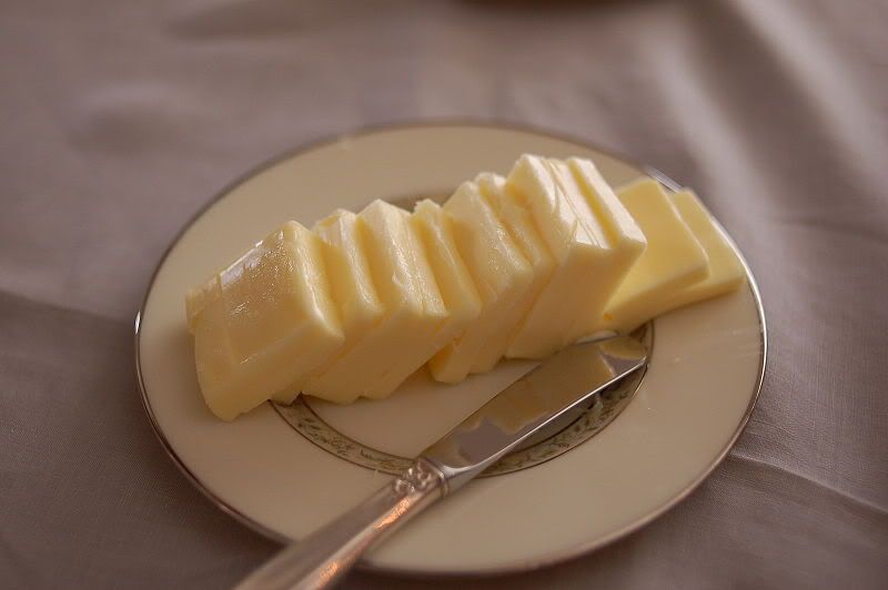 800px-Butter_with_a_butter_knife.jpg