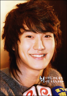 http://i72.photobucket.com/albums/i168/hoppiie/1170846597siwon05520copxp9.png