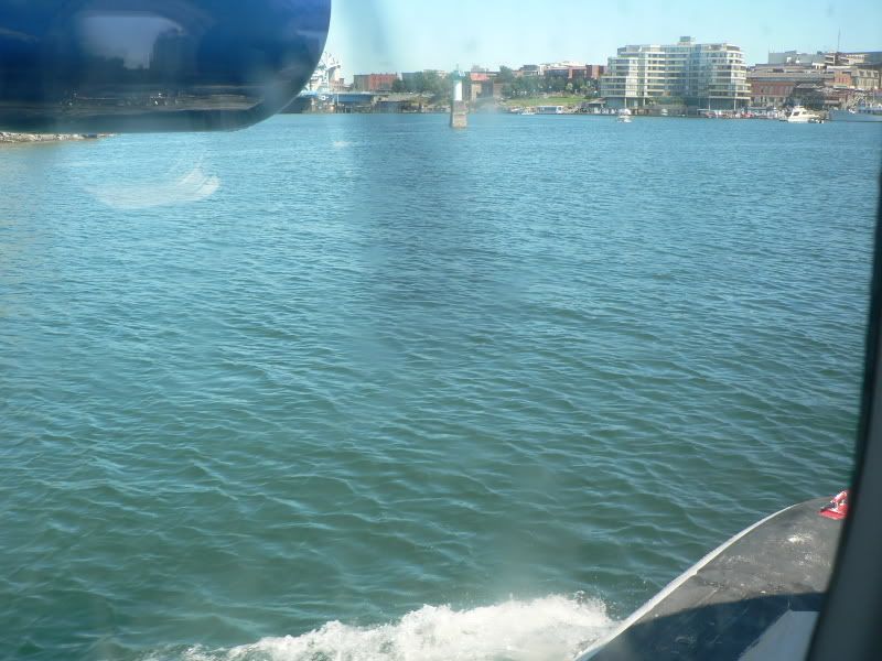 http://i72.photobucket.com/albums/i179/egpx/vancouver%20to%20victoria%20by%20floatplane/496.jpg