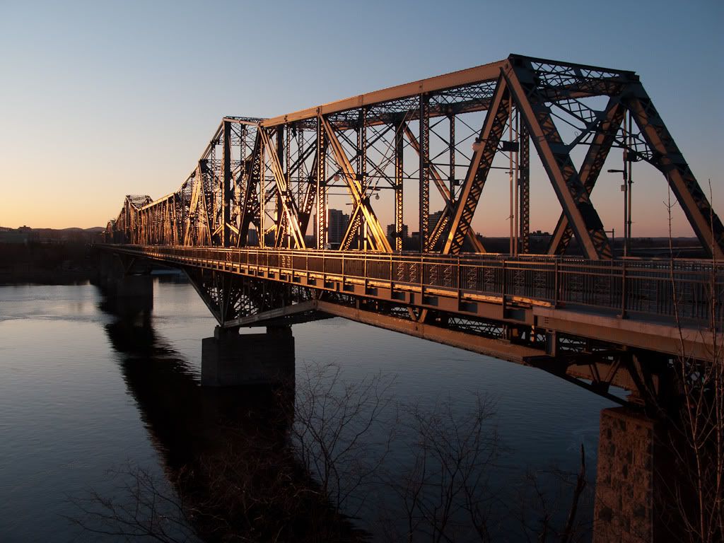 IMAGE: http://i72.photobucket.com/albums/i192/garlicpickle/Canon/lr1small-5251.jpg