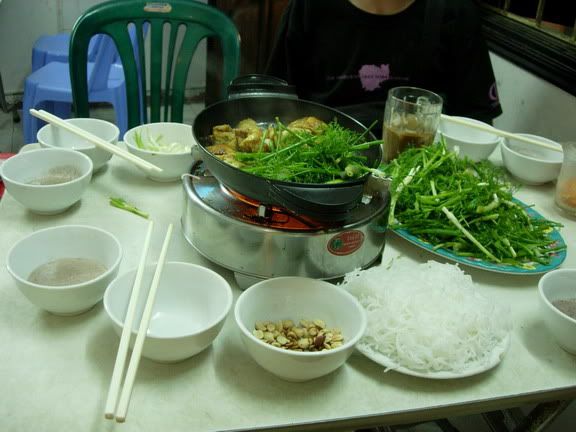  Cha Ca：鱼肉`香菜`虾酱`花生`米面，四个旅客加一个可爱的越南妹。