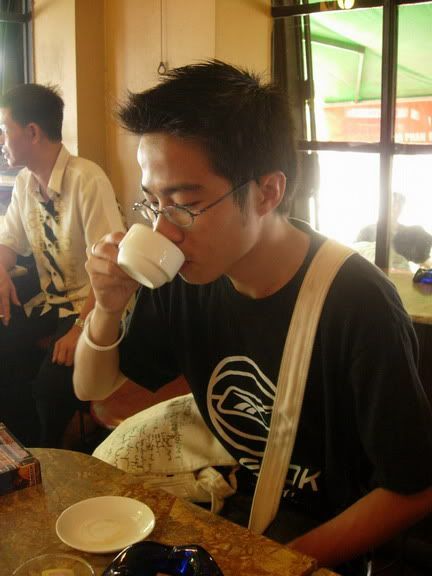 细品越南香浓咖啡。
