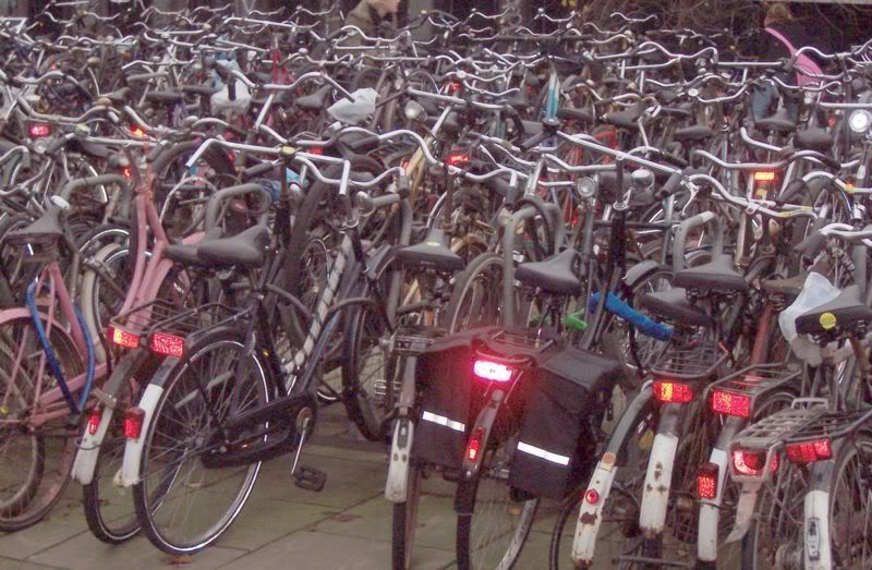 800px-Amsterdam_bicycle.jpg