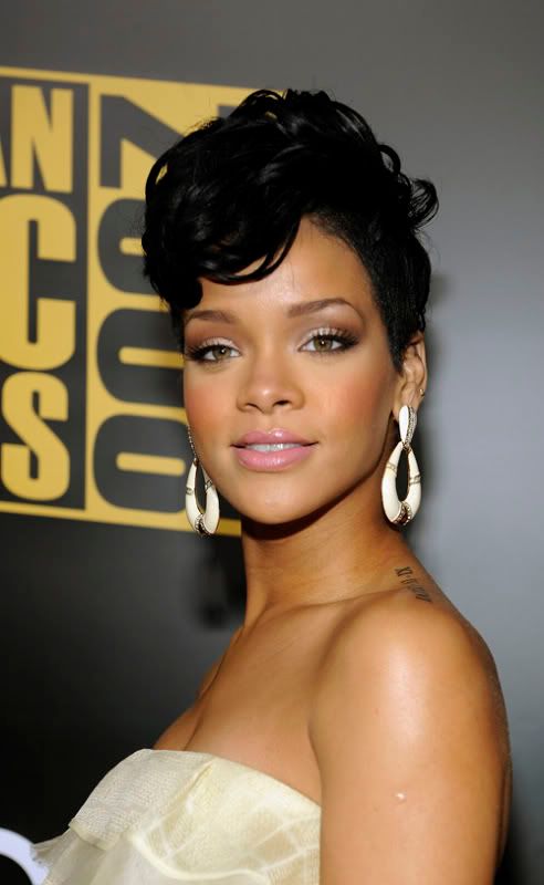 rihanna-ama-11238-5.jpg