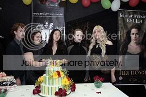 Membros do F&atilde;-Clube Twilight Universe. Caracterizados como os personagens de Crep&uacute;sculo