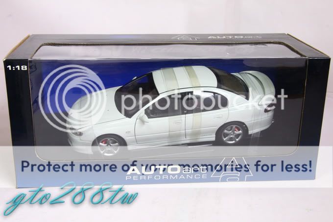 AUTOart 118 scale Holden HSV VT2 Clubsport R8 (white)  